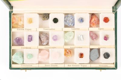 Coffret de 24 pierres brutes et taillées: topaze jaune, tour… - Photo 1