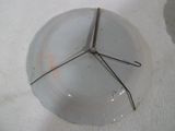 une assiette blanche avec une horloge posée sur une table
