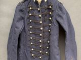 une veste militaire bleue avec des boutons dorés au col