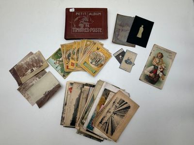 une photo montrant une collection de vieilles cartes postales posées sur une table