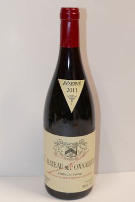 une bouteille de vin posée sur une table