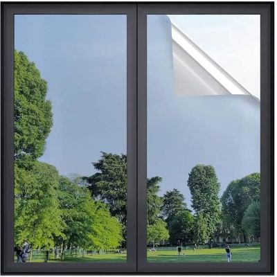 une photo montrant la vue sur un parc depuis une fenêtre