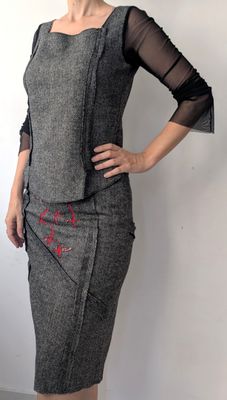 une femme qui pose pour une photo dans une robe