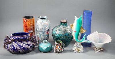 de nombreux vases différents posés sur une table