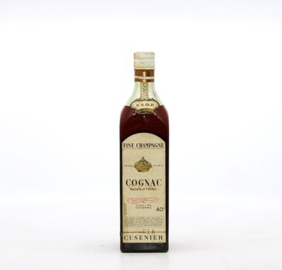 gros plan d'une bouteille de vin sur une surface blanche
