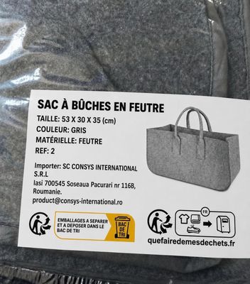 un sac qui se trouve dans un autre sac posé sur une table