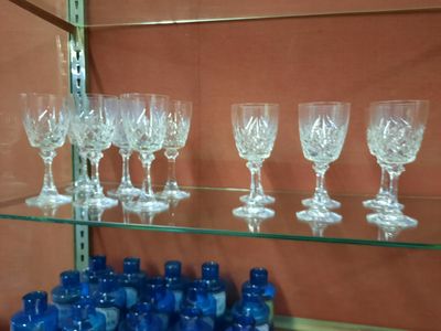 les bouteilles et les verres sont posés sur une étagère dans un magasin