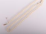 gros plan d'un collier de perles sur fond blanc