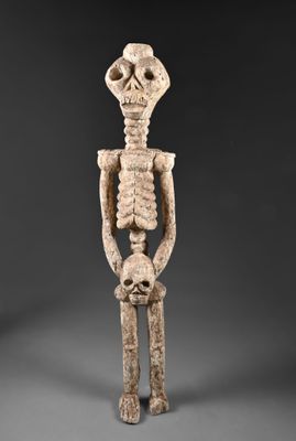 une image représentant une statue d'un squelette tenant un crâne