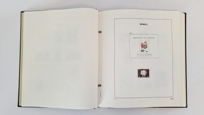 un livre ouvert avec l'image d'un chat dessus