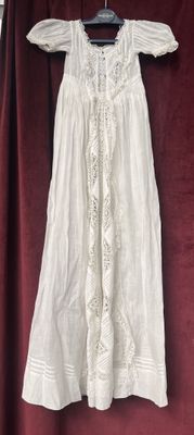 Robe de baptême, vers 1900, robe longue en linon crème, fron…