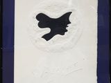 une image représentant un dessin en noir et blanc d'un oiseau sur fond bleu