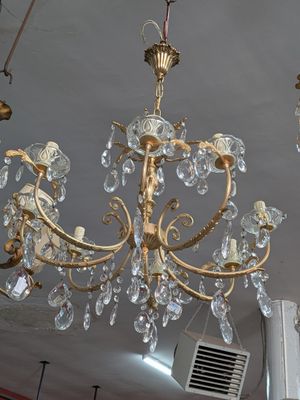 un lustre suspendu au plafond d'une pièce