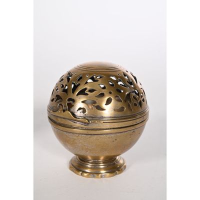 un vase en or orné d'un motif décoratif