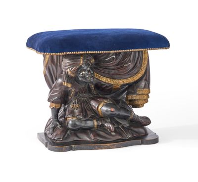 une statue représentant un homme assis sur un tabouret avec un coussin bleu