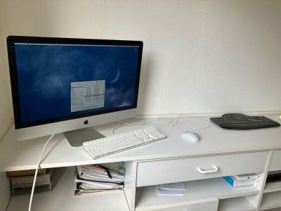 un bureau d'ordinateur équipé d'un écran et d'un clavier