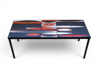 une photo d'une table basse ornée d'un motif coloré
