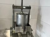 une machine posée sur une table en métal