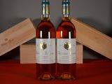 deux bouteilles de vin posées l'une à côté de l'autre sur une table