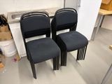 trois chaises noires placées les unes à côté des autres dans une pièce