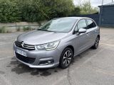 Une Citroën grise est garée sur un parking