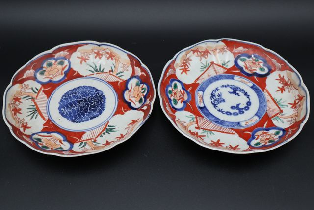 Lot de deux assiettes en porcelaine IMARI. D : 21 cm