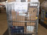 un chariot contenant de nombreux cartons dans un entrepôt