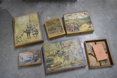 un grand nombre de cartons posés sur le sol