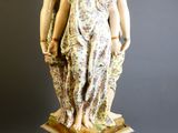 l'image d'une statue représentant une femme tenant un enfant dans ses bras