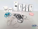 plein de casques posés sur une table