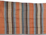 une couverture rayée orange, bleue et marron, avec des franges