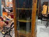 une vitrine avec une porte vitrée au milieu d'une pièce