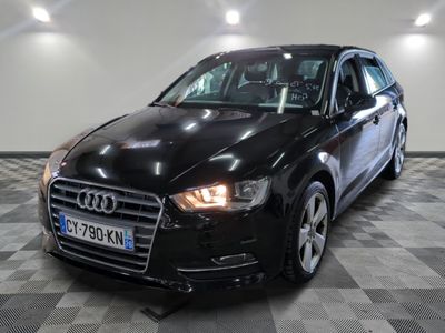une image d'une voiture audi noire dans une salle d'exposition