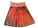 une jupe orange et noire ornée d'un motif floral