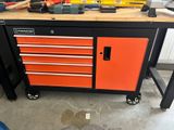 un établi sur lequel sont posés des outils dans un garage