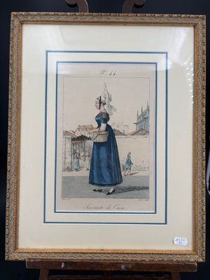une vieille photo d'une femme en robe bleue, debout devant une horloge