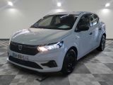 la voiture blanche est garée sur un sol en damier dans le garage