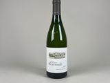la bouteille de vin est posée sur une surface blanche