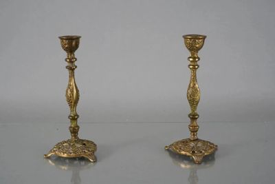 JUDAICA. Weinberg. Paire de Bougeoirs de Shabbat en bronze.