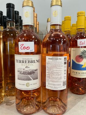 plusieurs bouteilles de vin sont alignées sur un comptoir
