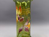 une image représentant un vase vert orné d'un motif floral