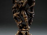 statue en bronze représentant une femme tenant un enfant et un chien dans ses bras