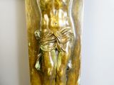 une statue représentant un homme sur une croix surmontée d'un crucifix