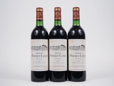 trois bouteilles de vin posées les unes à côté des autres sur une surface blanche
