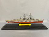 une photo d'une maquette de bateau posée sur un socle