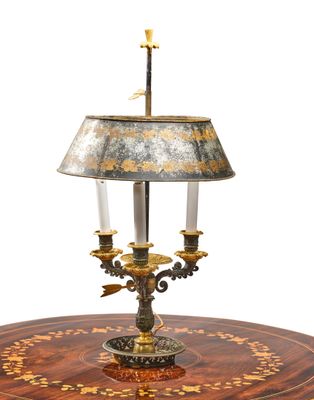 LAMPE BOUILLOTE en bronze à double patine, brun et doré. Bou…