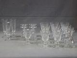 un grand nombre de verres posés sur une table
