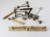un grand nombre d'outils posés sur une table
