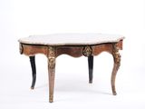 une image représentant une petite table avec un plateau en marbre et des pieds noirs