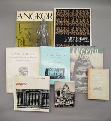 plusieurs livres sont empilés sur une table